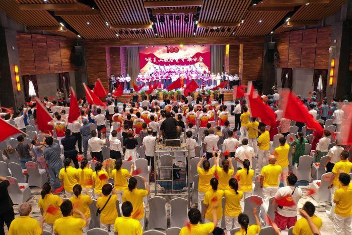 12、清江公司“唱支山歌給黨聽”歌詠會現(xiàn)場（呂新宇 攝）