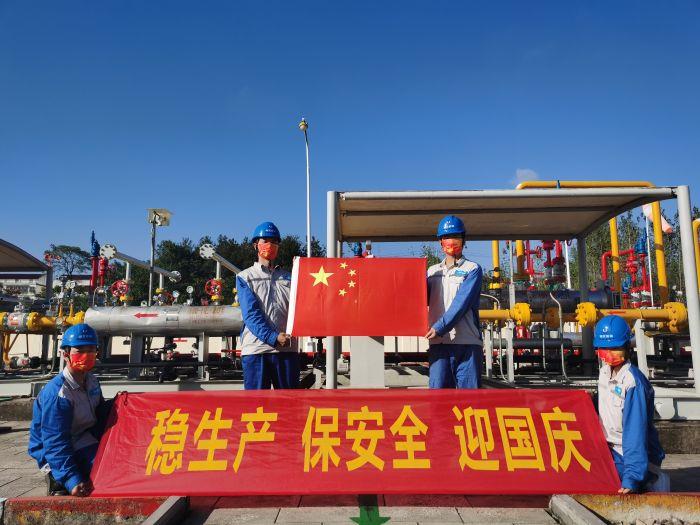 3.4堅(jiān)守-9月29日，省天然氣公司紅安分輸站員工與國旗同框（拍攝：汪中圓）