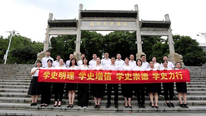 7.5團(tuán)結(jié)-6月2日，省天然氣公司《沒有共產(chǎn)黨就沒有新中國》紅歌拍攝現(xiàn)場(chǎng)-烈士陵園獻(xiàn)花合照（拍攝：李凱）