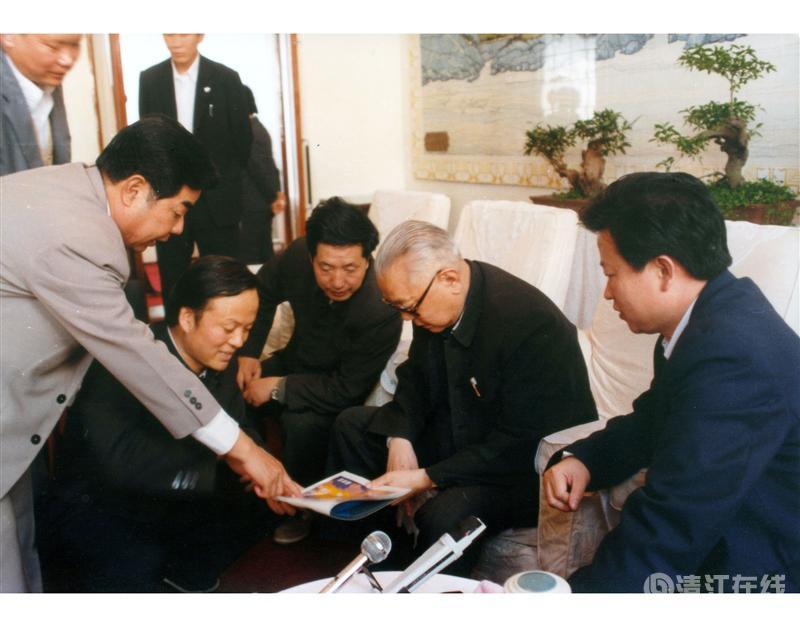 1988年4月，全國政協(xié)主席李先念在宜昌聽取清江開發(fā)匯報