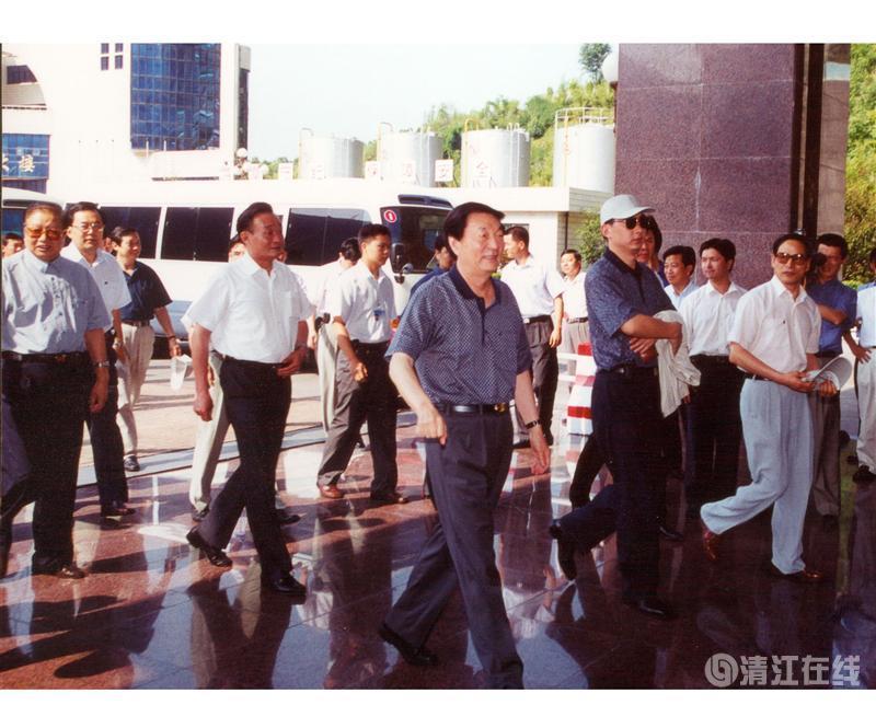 2001年7月，國務(wù)院總理朱镕基、副總理吳邦國視察清江