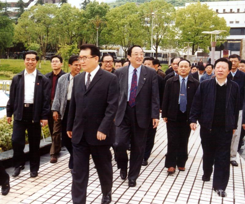 2003年5月，中共中央政治局常委李長春視察清江