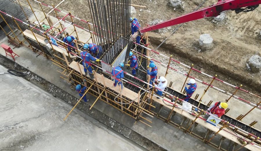 二、1號(hào)機(jī)組主廠房第一罐混凝土澆筑
